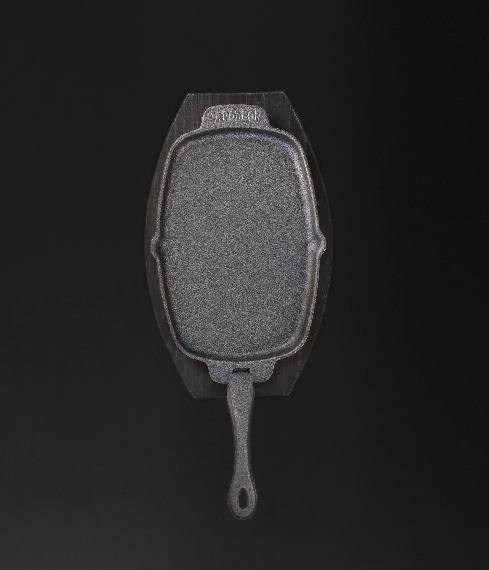 Napoleon Gietijzeren Pan Met Bamboe Onderzetter 2 Napoleon Gietijzeren Pan Met Bamboe Onderzetter - Afbeelding 2