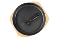 The Bastard Iron Cooking Plate Met Houten Plank 5 The Bastard Iron Cooking Plate Met Houten Plank -Winkel Voor Keukenbarbecuebenodigdheden the bastard iron cooking plate met houten plank 2